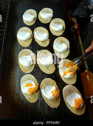 Khanom Beaung Thai oder eine Art gefüllte Pfannkuchen-Thai-Küche oder Thai Stil knackige Torte auf Tablett, Thailand - (Tiefenschärfe) Stockfoto