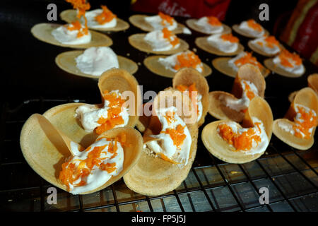 Khanom Beaung Thai oder eine Art gefüllte Pfannkuchen-Thai-Küche oder Thai Stil knackige Torte auf Tablett, Thailand - (Tiefenschärfe) Stockfoto