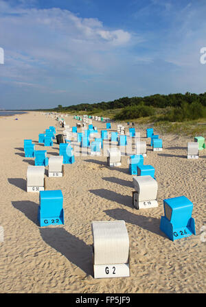 Strand in Ahlbeck mit typischen Ostseestrand Stühle Strandkorbs, Deutschland Stockfoto