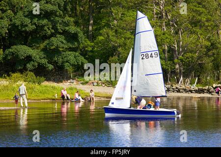 Lake District National Park. Familie Jolle Segeln auf See. Aira Force Bay, Ullswater, Penrith, Lake District, Cumbria, England. Stockfoto