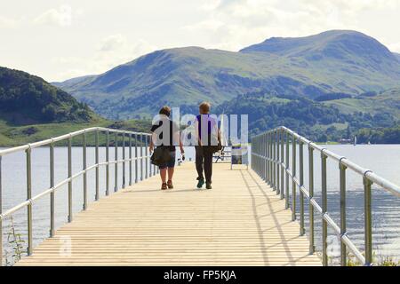 Lake District National Park. Jungs gehen Angeln. Aira Force Jetty Lake Ullswater. Nationalpark Lake District, Cumbria, England. Stockfoto