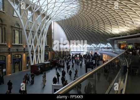 Die Bahnhofshalle am Kings Cross Railway Station, London, England, UK, Europa. Stockfoto