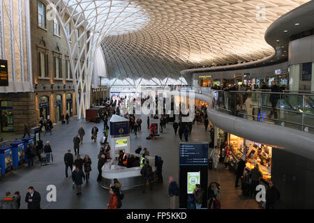 Die Bahnhofshalle am Kings Cross Railway Station, London, England, UK, Europa. Stockfoto