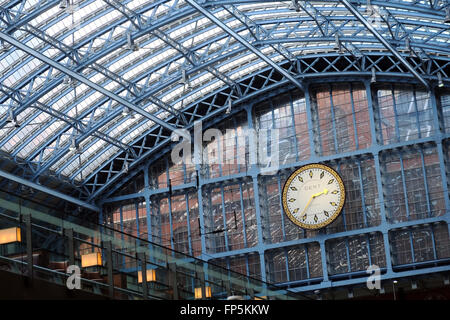 Die Uhr über die Bahnhofshalle in St. Pancras International Railway Station in London, England, UK, Europa. Stockfoto