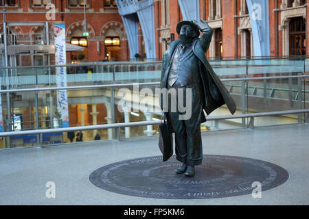 Eine Statue des Dichters Sir John Betjeman am Bahnhof St. Pancras International in London, England, Vereinigtes Königreich, Europa. Stockfoto