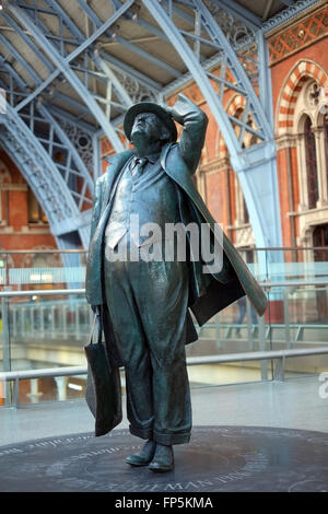 Eine Statue des Dichters Sir John Betjeman am Bahnhof St. Pancras International in London, England, Vereinigtes Königreich, Europa. Stockfoto