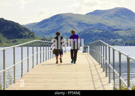 Lake District National Park. Jungs gehen Angeln. Aira Force Jetty Lake Ullswater. Nationalpark Lake District, Cumbria, England. Stockfoto