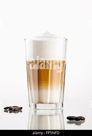 Latte Macchiato Kaffee im Glas isoliert auf weißem Hintergrund Stockfoto