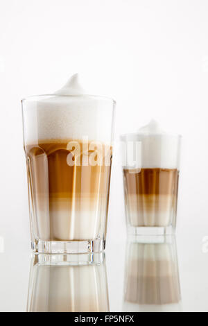 Latte Macchiato Kaffee im Glas isoliert auf weißem Hintergrund Stockfoto