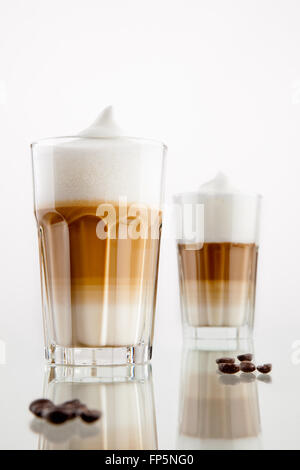 Latte Macchiato Kaffee im Glas isoliert auf weißem Hintergrund Stockfoto