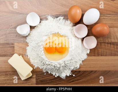 Grundzutaten für das Backen. Alle Zutaten und Utensilien für Backen Stockfoto