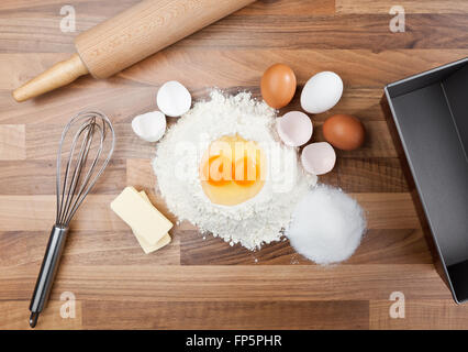 Grundzutaten für das Backen. Alle Zutaten und Utensilien für Backen Stockfoto