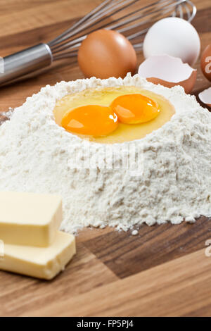 Grundzutaten für das Backen. Alle Zutaten und Utensilien für Backen Stockfoto