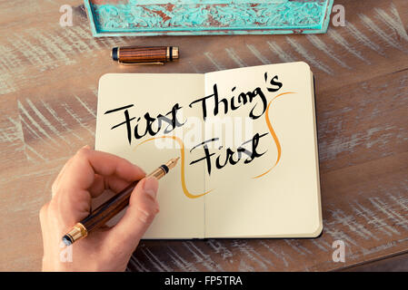 Retro-Effekt und getönten Bild einer Frau hand schreiben eine Notiz mit einem Füllfederhalter auf einem Notebook. Handgeschriebener Text zunächst zunächst als Konzept Geschäftsbild Stockfoto