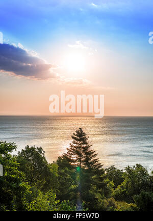 Sonnenuntergang über dem Ozean. Sonnenaufgang im Meer. Stockfoto
