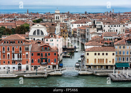 Charmante, traditionelle Architektur und Terrakotta Dächer in der Stadt Venedig, Italien Stockfoto