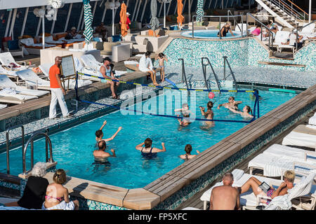 Wasser-Volleyball auf einem Kreuzfahrt-Schiff-Pool, Crystal Serenity versenden Stockfoto