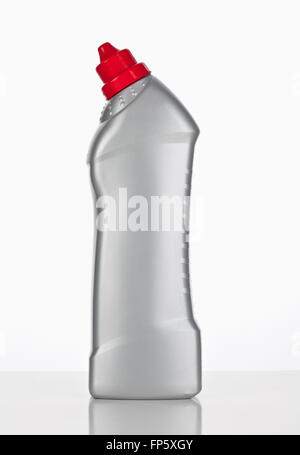 Flasche mit Reinigung Versorgungsmaterialien oder Motoröl isoliert auf weißem Hintergrund Stockfoto