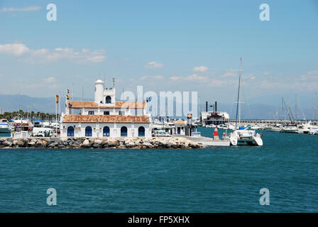 Blick auf das Hafenamt Meister in der Marina Benalmadena, Costa Del Sol, Provinz Malaga, Andalusien, Spanien, Westeuropa. Stockfoto