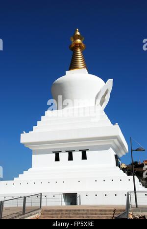 Ansicht des Stupa, eine kuppelförmige Gebäude errichtet als buddhistische Heiligtum in Benalmadena Puebo, Benalmadena, Spanien. Stockfoto