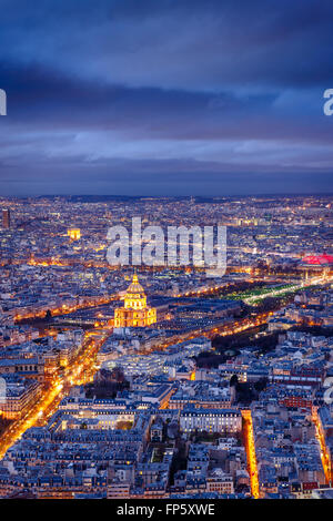 Luftaufnahme von Paris in der Dämmerung mit dem Invalidendom und Armeemuseum am Center und dem Triumphbogen in der Ferne. Frankreich Stockfoto