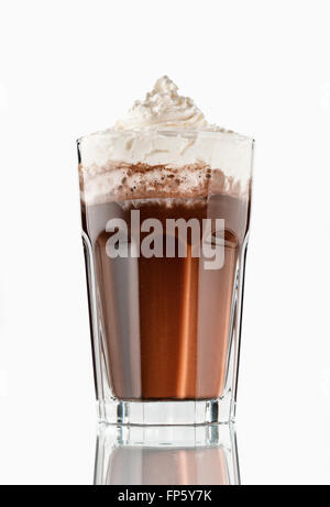Tasse heiße Schokolade mit Schlagsahne Stockfoto