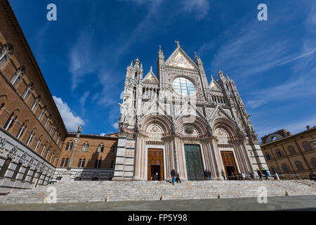 SIENA, Italien - 10. März 2016: Kathedrale Santa Maria Assunta in Siena, Italien. Zwischen 1215 und 1263 gemacht, ist es ein bedeutendes touristisches Stockfoto