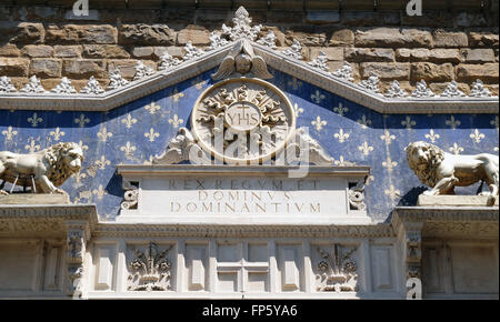 Medaillon mit dem Monogramm IHS zwischen zwei Löwen, Eingang zum Palazzo Vecchio in Florenz, Italien Stockfoto