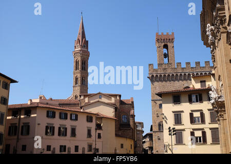 Glockenturm der Kirche Badia Fiorentina und Volognana Turm des Palazzo del Bargello in Florenz, Italien Stockfoto