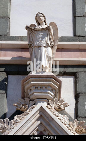 Engel mit Schleier von Veronica, Basilica di Santa Croce (Basilika des Heiligen Kreuzes) - berühmte Franziskaner-Kirche in Florenz, Italien Stockfoto