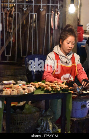 Luang Prabang, Nacht Markt Khao Nom Kok, mundgerechte Lao Kokos Kuchen. Gemacht mit Reis-Mehl und Kokos-Sahne Stockfoto