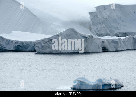 Kalbende Gletscher und große Eisberge in Paradise Bay, antarktische Halbinsel. Paradies Harbor, auch bekannt als Paradise Bay ist eine große Bucht hinter Lemaire und Bryde Inseln in der Antarktis, Einrücken der Westküste von Graham Land zwischen Duthiers und Leniz Punkte. Der Name wurde zuerst von Walfängern Betrieb in der Nähe angewendet und wurde von 1920. Es ist eine von nur zwei Häfen für Kreuzfahrtschiffe verwendet, um auf dem Kontinent zu stoppen; die andere ist Neko Harbour. Argentiniens Almirante Brown Antarctic Base steht an der Küste der Bucht, wie Chiles González Videla antarktischen Basis. Vergletscherten Bergen und Stockfoto