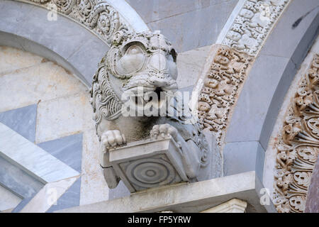 Fassade verziert Spalte der Dom in Pisa, Italien. UNESCO-Weltkulturerbe am 6. Juni 2015 Stockfoto