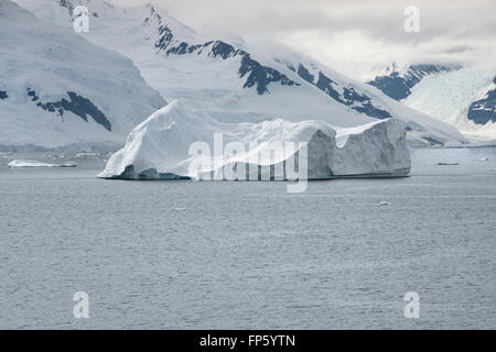 Großen Eisbergs in der Nähe der Küste von Paradise Bay, antarktische Halbinsel. Paradies Harbor, auch bekannt als Paradise Bay ist eine große Bucht hinter Lemaire und Bryde Inseln in der Antarktis, Einrücken der Westküste von Graham Land zwischen Duthiers und Leniz Punkte. Der Name wurde zuerst von Walfängern Betrieb in der Nähe angewendet und wurde von 1920. Es ist eine von nur zwei Häfen für Kreuzfahrtschiffe verwendet, um auf dem Kontinent zu stoppen; die andere ist Neko Harbour. Argentiniens Almirante Brown Antarctic Base steht an der Küste der Bucht, wie Chiles González Videla antarktischen Basis. Stockfoto