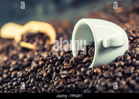 Kaffee. Kaffeebohnen. Kaffeetasse voller Kaffeebohnen. Getöntes Bild. Stockfoto