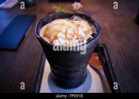 Eiskaffee serviert in einer Keramik Kaffeetasse Stockfoto