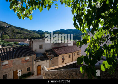 Blick auf Altstadt Porrera mit Weinbergen im Hintergrund am Abend Sonnenlicht, Priorat Region, Katalonien, Spanien. © Joan Gosa Badia Stockfoto