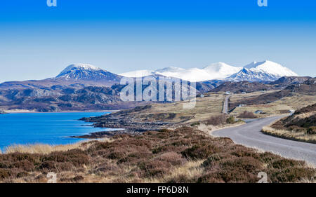 EIN TEALLACH SCHNEEBEDECKTE BERG GESEHEN VON DER A832 STRAßE AM BADCAUL MIT KLEINEN LOCH BROOM AUF DER LINKEN SEITE Stockfoto