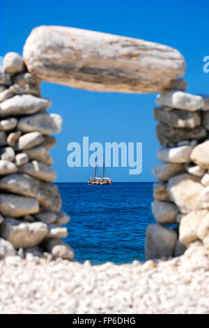 Segeln im Mittelmeer.  Aufrufen Sie, um das Schiff auf dem Meer Trog Segeln die Stein am Strand in Kroatien zu wölben. Stockfoto