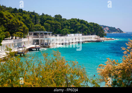 Hvar, Strand in der Nähe der Stadt vor Hotel Amfora. Stockfoto