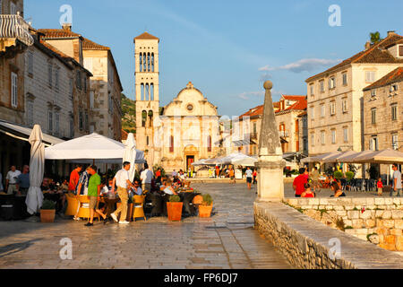 Hvar, Café-Bar mit Menschen vor der Kathedrale Stockfoto