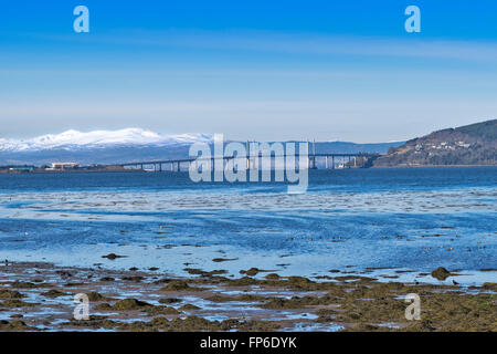 KESSOCK BRÜCKE ÜBER DIE BEAULY FIRTH INVERNESS MIT SCHNEE AUF DEN HÜGELN JENSEITS Stockfoto