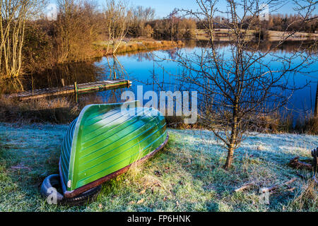 Einem frostigen Wintermorgen auf einem der Seen im Cotswold Water Park Stockfoto