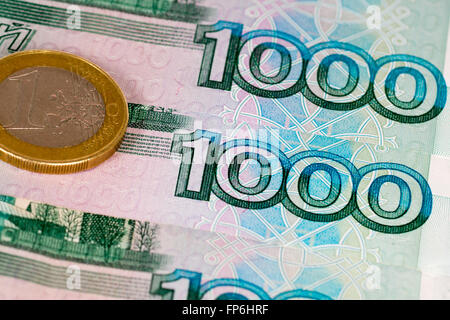 1000 Rubel und 1 Euro Münze Stockfoto