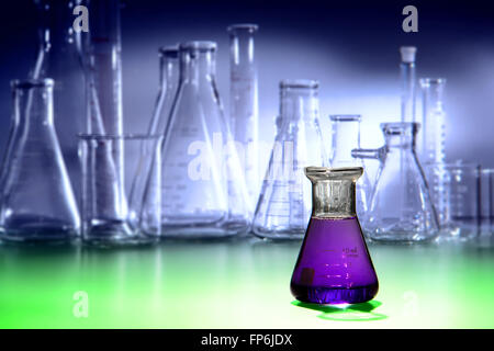 Wissenschaftliches Labor Glas konisch Erlenmeyerkolben gefüllt mit lila chemische Flüssigkeit für Chemie Experiment im Science-lab Stockfoto