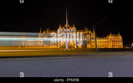 Ungarische Parlament und Square bei Nacht Stockfoto