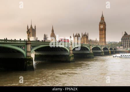 LONDON, Vereinigtes Königreich 3. Oktober 2015: Big Ben und Westminster bridge London. Stockfoto