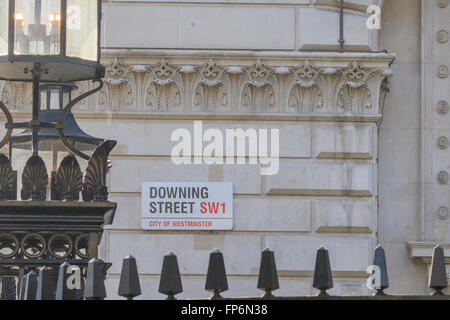 LONDON, UK - 4. Oktober 2015: Downing Street Zeichen in Westminster. Downing St. Stockfoto
