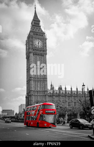 LONDON, UK - 4. Oktober 2015: Double Decker Bus, am Wahrzeichen von London und Big Ben. Stockfoto