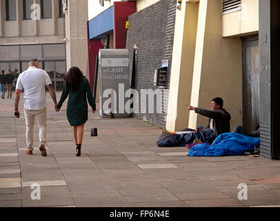 Grobe Schwellen und Passanten in Brighton Stockfoto